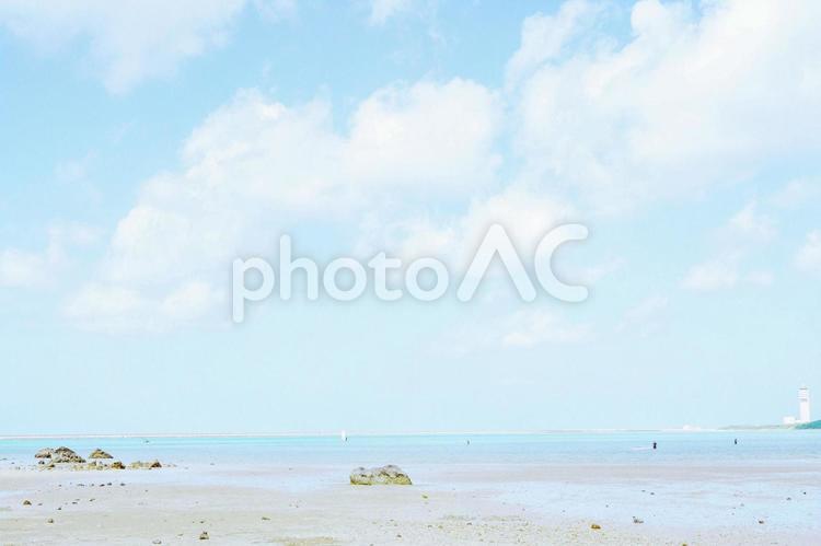 青空の広がる遠浅の穏やかな美しいビーチ 海,ビーチ,青空の写真素材