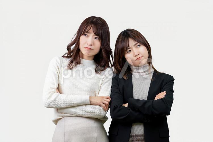 困った顔で考える2人のビジネスウーマン 女性,ビジネス,人物の写真素材