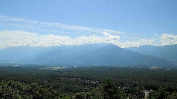 甲斐駒ケ岳と鋸岳の山頂を覆う白い雲 富士見高原,八ヶ岳山麓,甲斐駒ヶ岳の写真素材