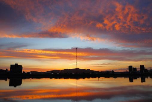 ９月下旬の高松市野田池からの朝焼け 朝焼け,マジックアワー,早朝の写真素材