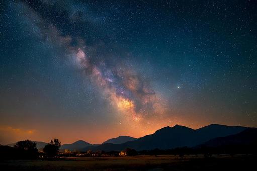 星空の下、静かに佇む山々 星空の下、静かに佇む山々の写真