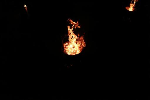 燃え盛る炎の写真