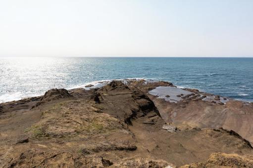 荒波が陸地に押し寄せた水たまり カモメ島,海岸,海の写真素材