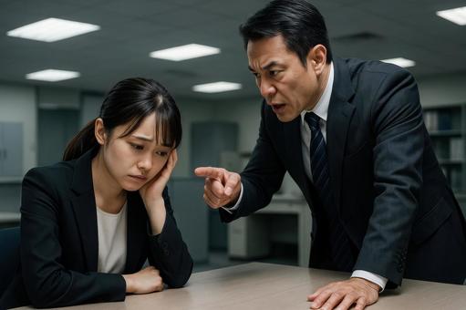 上司の圧力に苦しむ女性 上司の圧力に苦しむ女性の写真