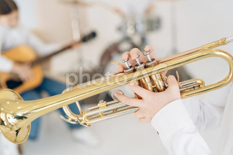 トランペットとセッションするギターの人 女の子,人物,練習の写真素材