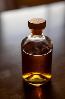 木目調の蓋の洋酒ボトル_縦 ウィスキー,ボトル,洋酒の写真素材