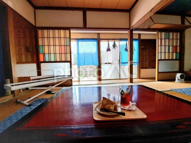 夏の実家帰省でゆっくりくつろぎタイム 障子,屋内,畳の写真素材