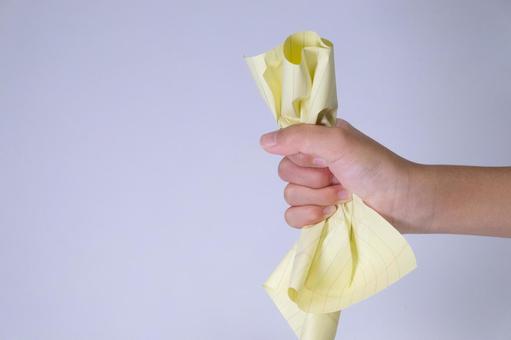 握り潰された紙と手のクローズアップ 紙,手,握るの写真素材