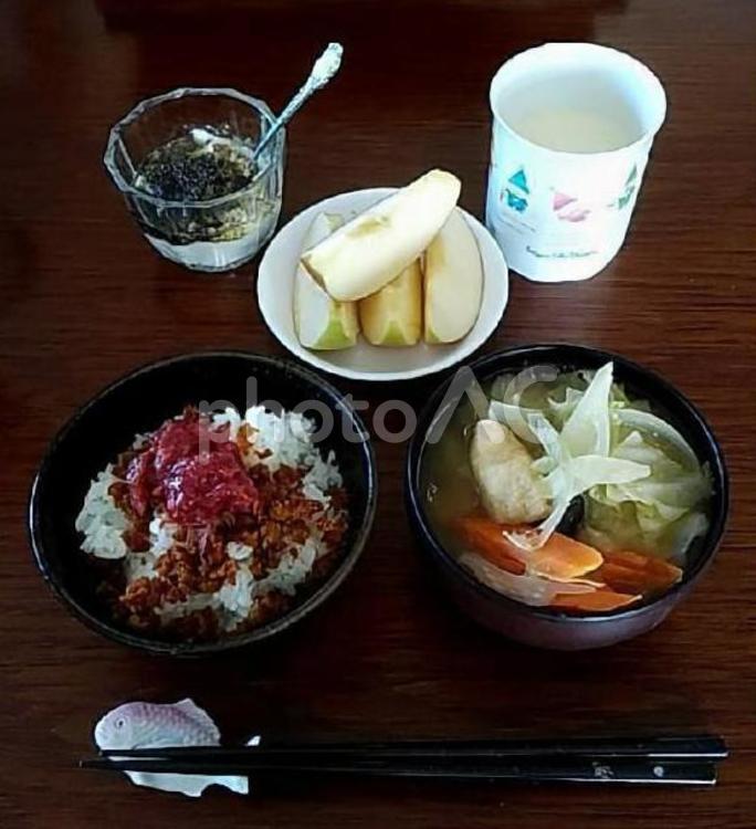 サキホコレ新米に畑のお肉のそぼろ等の朝食 サキホコレ,新米,畑のお肉の写真素材