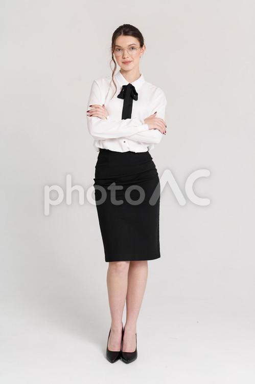 腕組みをしている若い外国人女性 女性,腕組み,立つの写真素材