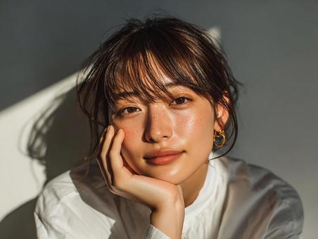 思慮深い表情の若い日本人女性の写真