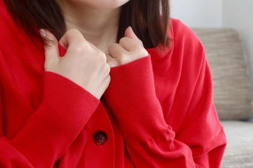 赤いカーディガンを着た寒がる女性 赤いカーディガンを着た寒がる女性 寒い,女性,イメージの写真素材