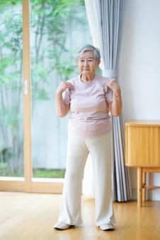 両肩に触れ体操中の高齢女性 女性,体操,真顔の写真素材