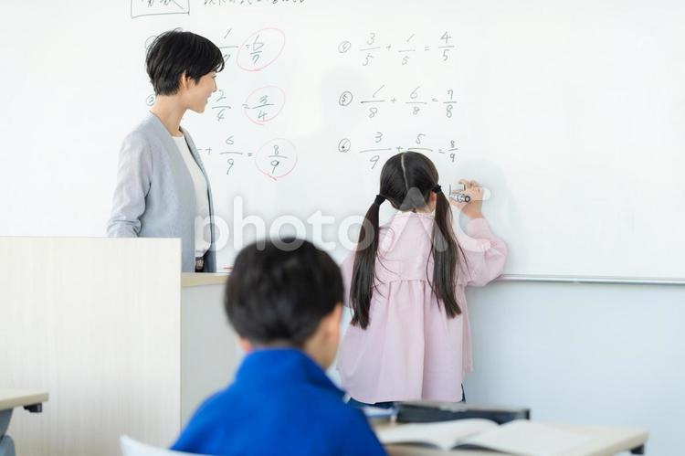 教室で授業を受ける小学生 教室,立つ,学習塾の写真素材