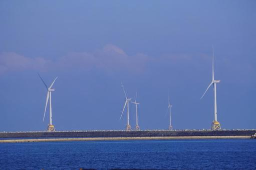 洋上風力発電機の並ぶ風景 洋上風力発電機の並ぶ風景の写真