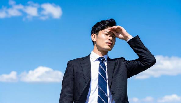 暑さで苦痛な表情を浮かべるビジネスマン 暑さで苦痛な表情を浮かべるビジネスマンの写真