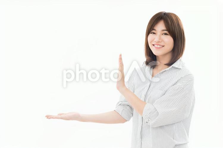 若い女性　指差し　手のひら 女性,人物,日本人の写真素材