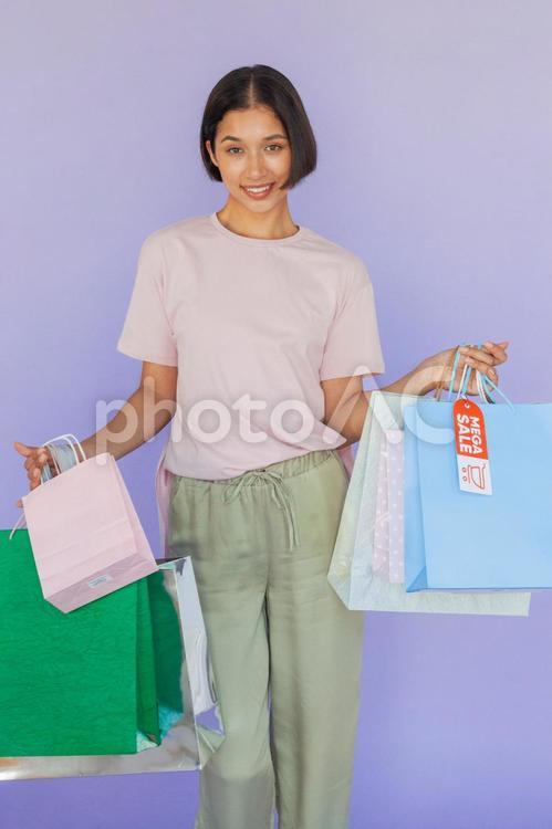 セール購入したものの入ったたくさんの紙袋を持つ女性 セール,ショップ,女性の写真素材