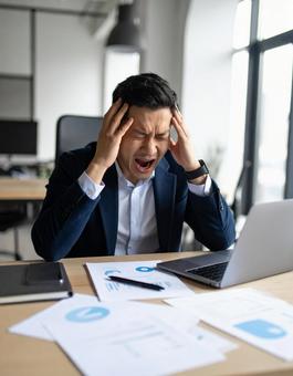 仕事のストレスに悩む男性 仕事のストレスに悩む男性の写真