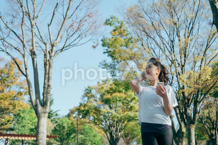 音楽を聴きながら運動する女性 音楽,スポーツ,運動の写真素材