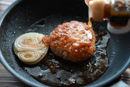 ハンバーグとオニオンソテー ハンバーグとオニオンソテー ハンバーグ,玉ねぎ,フライパンの写真素材