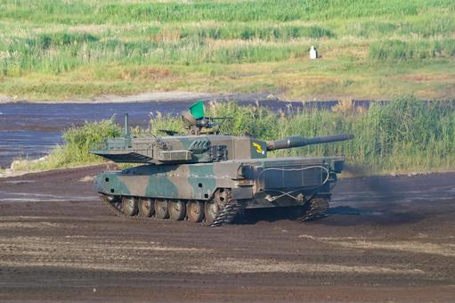 訓練展示を行う陸上自衛隊の90式戦車 訓練展示を行う陸上自衛隊の90式戦車の写真