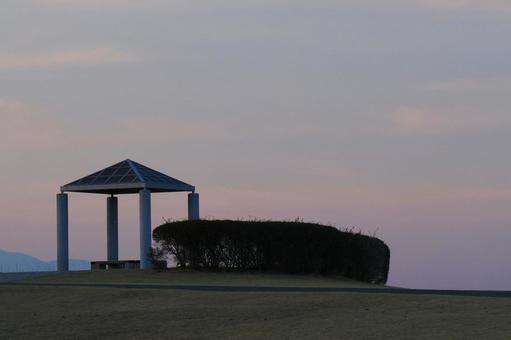 東屋と夕焼けの空 東屋,ベンチ,夕焼けの写真素材