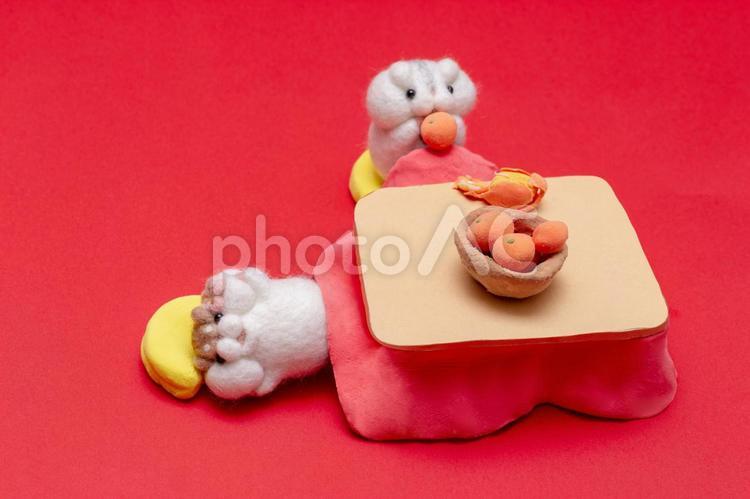 こたつで寛ぐハムスター人形7 フェルト人形,ハムスター,人形の写真素材