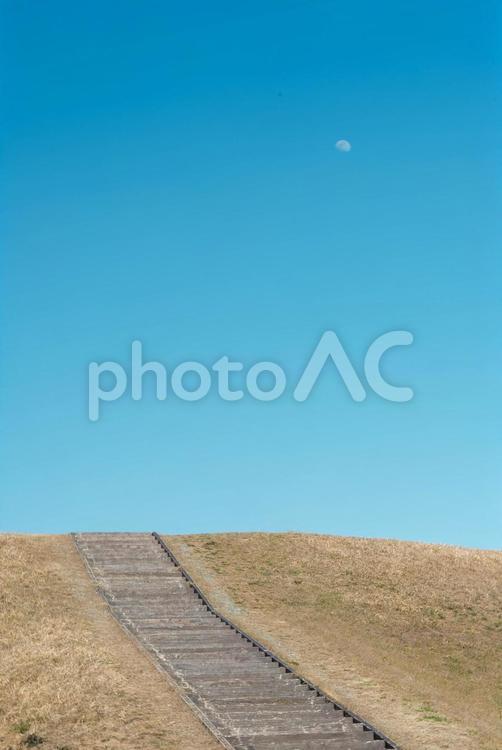 月までの階段 空,風景,月の写真素材