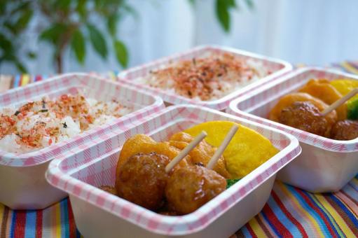 ガラステーブルの上のお弁当ランチ(アップ ガラステーブルの上のお弁当ランチ(アップ お弁当,ランチ,行楽弁当の写真素材