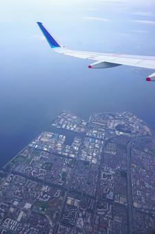 飛行機から見る東京の地上風景と翼2 翼,左翼,地上の写真素材