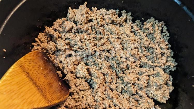 木べらで挽き肉を炒める 牛ひき肉,挽き肉,牛の写真素材