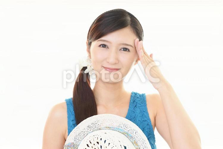 帽子を持つ笑顔の女性 女性,女,笑顔の写真素材