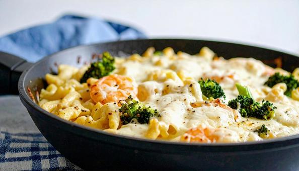 美味しいチーズがかかった熱々のグラタン 美味しいチーズがかかった熱々のグラタンの写真