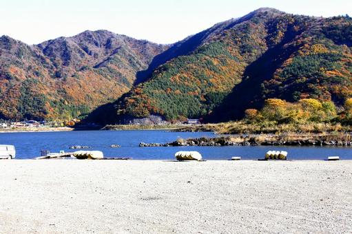 湖尻の秋 秋,富士五湖,水の写真素材