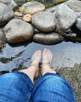 足湯でほっと一息つくリラックスタイム 足湯,温泉,湯の写真素材