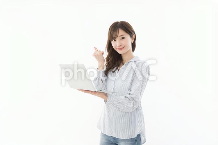 若い女性　ノートパソコン　ガッツポーズ 女性,ガッツポーズ,ノートパソコンの写真素材