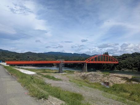 鮮やかな赤い天狗橋と球磨川 鮮やかな赤い天狗橋と球磨川の写真