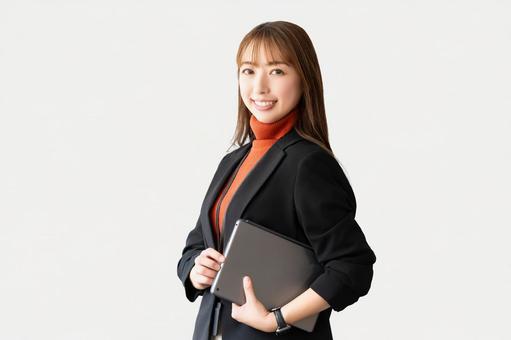 タブレットを持つ笑顔のビジネスウーマン タブレットを持つ笑顔のビジネスウーマン 女性,笑顔,微笑むの写真素材