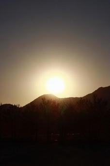暗闇の中から見える光 暗闇,光,太陽の写真素材