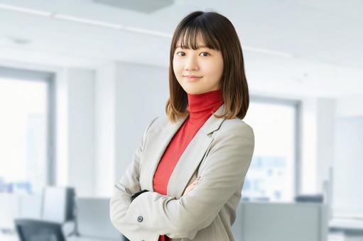 腕を組んで微笑む女性・ビジネスウーマン 女性,笑顔,微笑むの写真素材