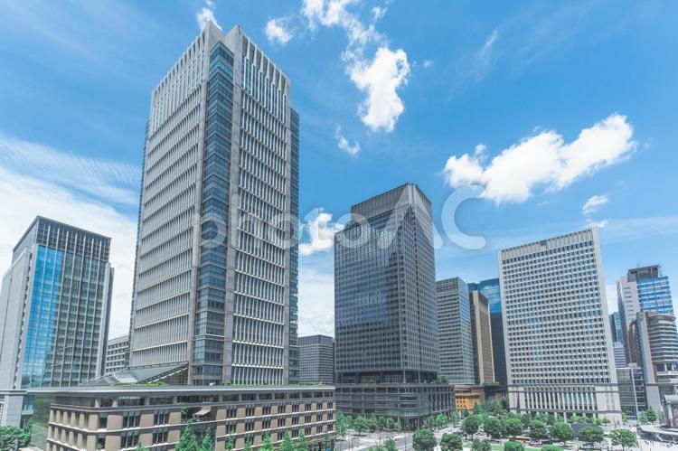 丸の内の高層ビル群と青空 丸の内,高層ビル,都市の風景の写真素材