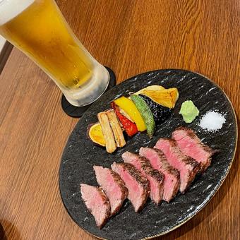 牛ステーキ柚子胡椒野菜添えと生ビール 牛ステーキ柚子胡椒野菜添えと生ビール 牛肉,ステーキ,ビーフステーキの写真素材