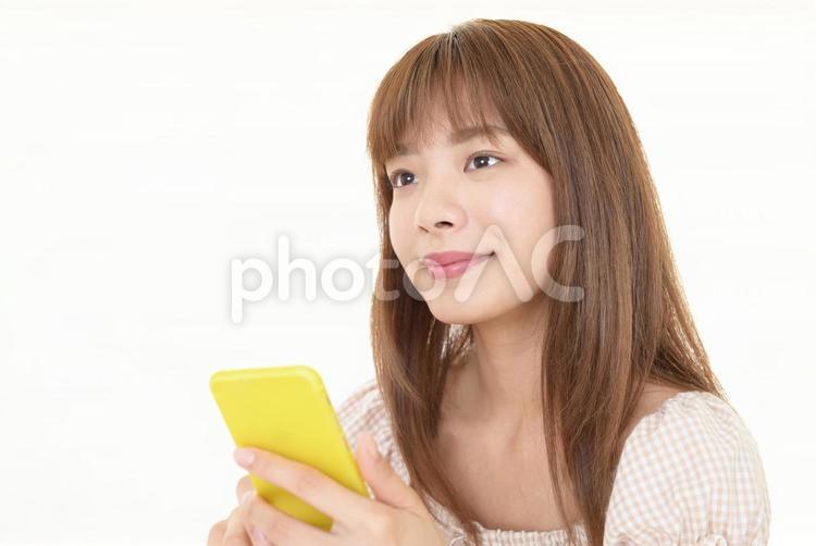 スマートフォンを持つ女性 スマホ,スマートフォン,アイフォンの写真素材