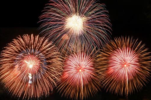 夏の夜空を彩る風物詩 夏の夜空を彩る風物詩 花火,花火大会,夏の風物詩の写真素材