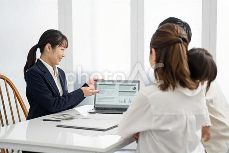 家庭訪問して商品サービスの説明をする女性 営業,ビジネスマン,ビジネスウーマンの写真素材