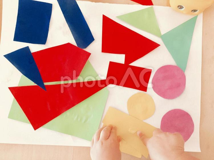 折り紙のはり絵で遊ぶこどもの手 貼り絵,折り紙,子供の手の写真素材