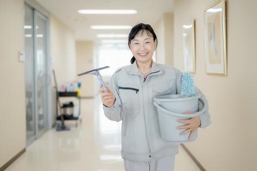 笑顔の清掃員 笑顔の清掃員 女性,作業服,清掃員の写真素材