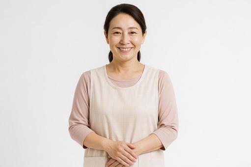 優しい笑顔の日本人女性保育士 優しい笑顔の日本人女性保育士の写真