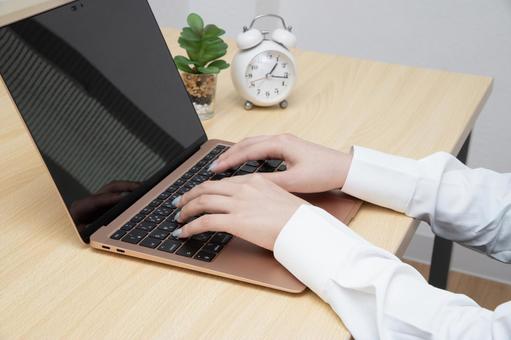 パソコン操作 ビジネス,パソコン,手元の写真素材